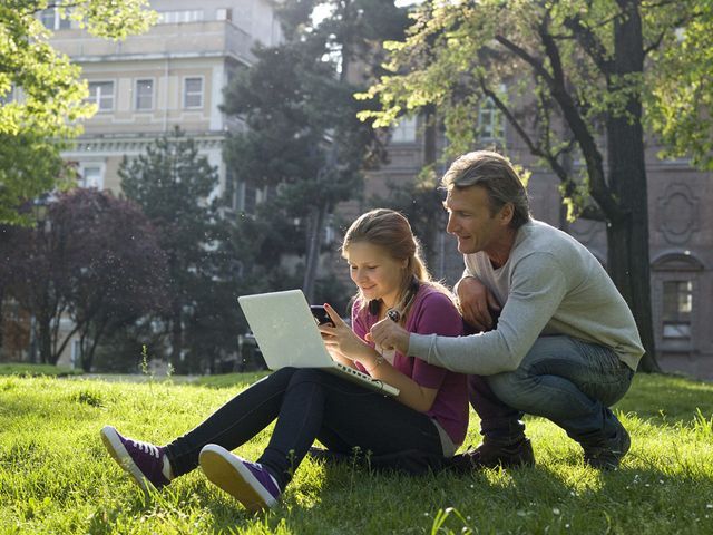 People in nature, Sitting, Lawn, Grass, Reading, Spring, Leisure, Botany, Public space, Friendship, 