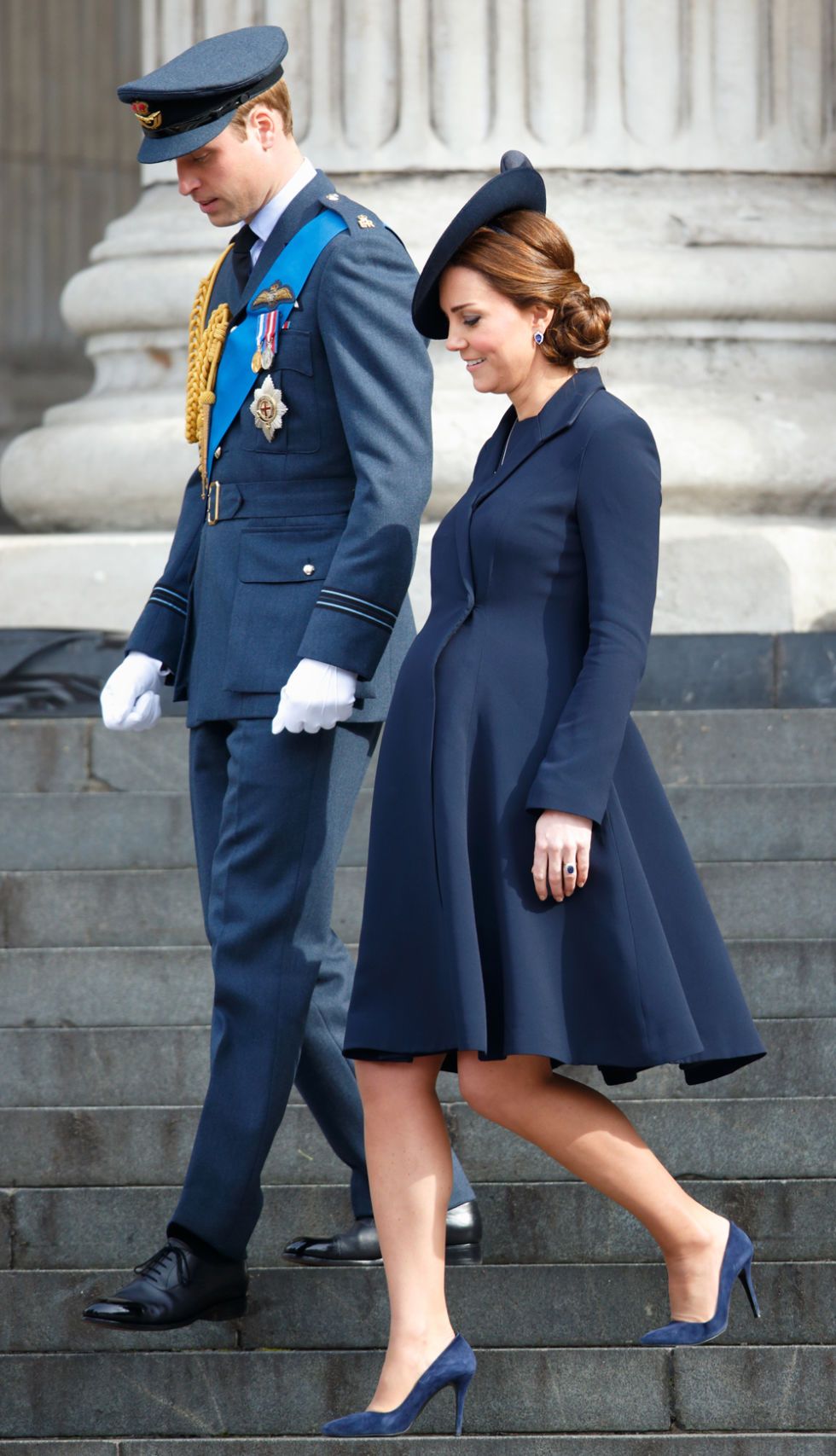 <p>13 marzo 2015 –&nbsp;Kate Middleton indossa un cappotto blu navy per una cerimonia religiosa nella cattedrale di St. Paul a Londra. Era al settimo mese di gravidanza di Charlotte.<br></p>