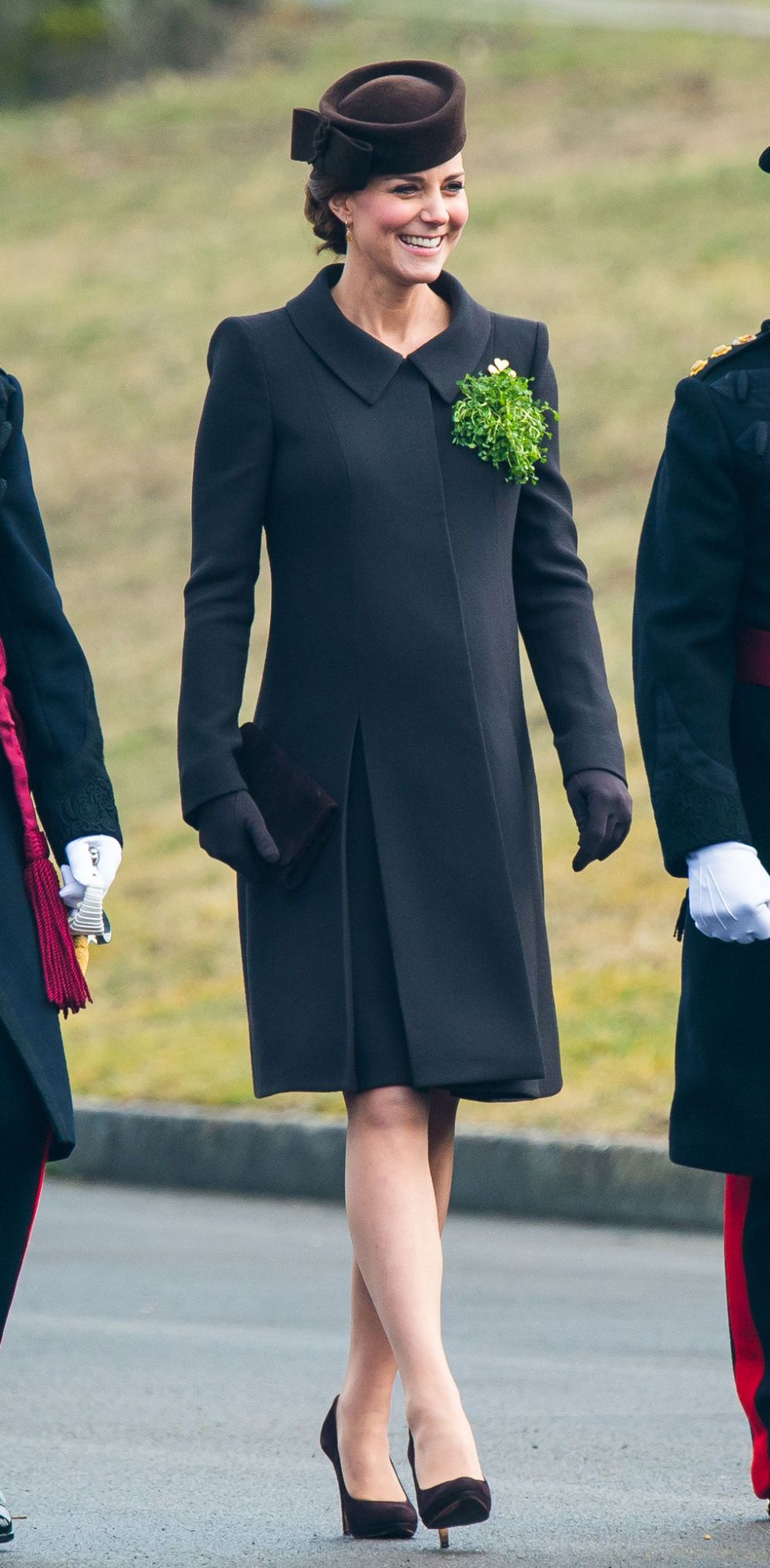 <p>17 marzo 2015 – La Duchessa di Cambridge ha indossato un cappotto&nbsp;verde scuro per la&nbsp;St.&nbsp;Patrick's Day Parade di Mons Barracks&nbsp;in Aldershot<span class="redactor-invisible-space" data-verified="redactor" data-redactor-tag="span" data-redactor-class="redactor-invisible-space">, Inghilterra, mentre era in attesa della principessa Charlotte.</span></p>
