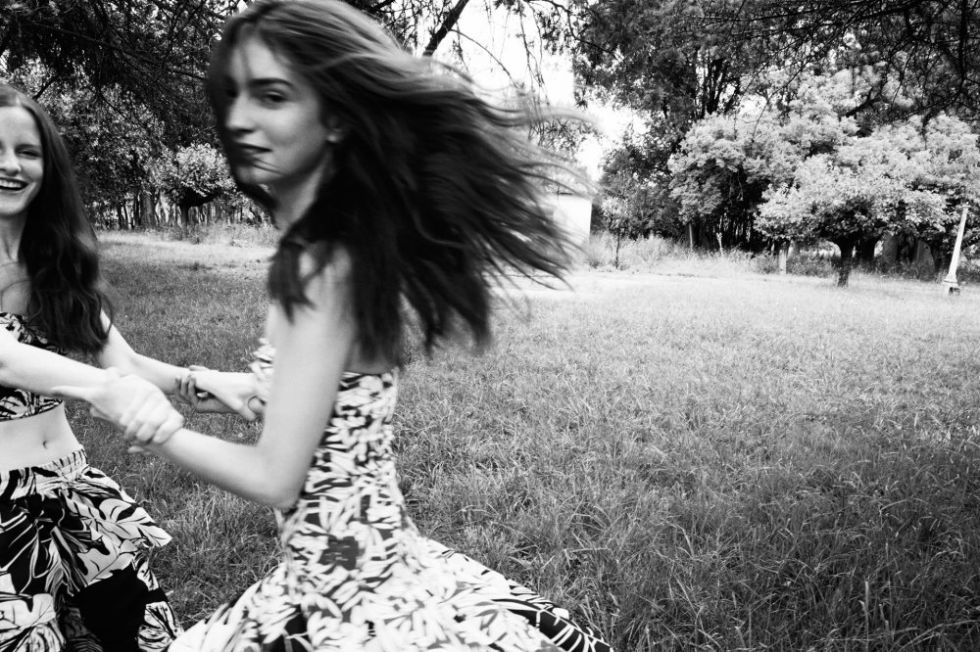 People in nature, Hair, Photograph, Black-and-white, Beauty, Monochrome photography, Tree, Photo shoot, Fashion, Dress, 