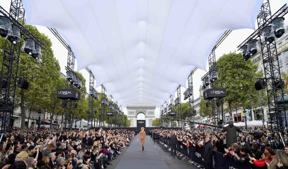 Sfilate primavera estate 2018: il primo défilé L'Oréal sugli Champs-Élysées