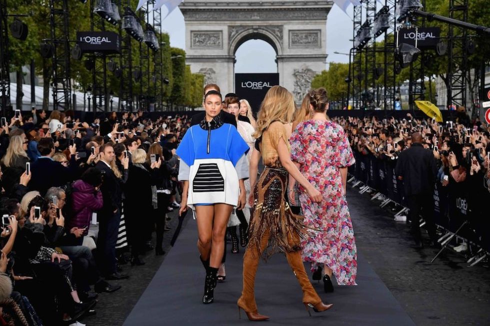 Sfilate primavera estate 2018: il primo défilé L'Oréal sugli Champs-Élysées