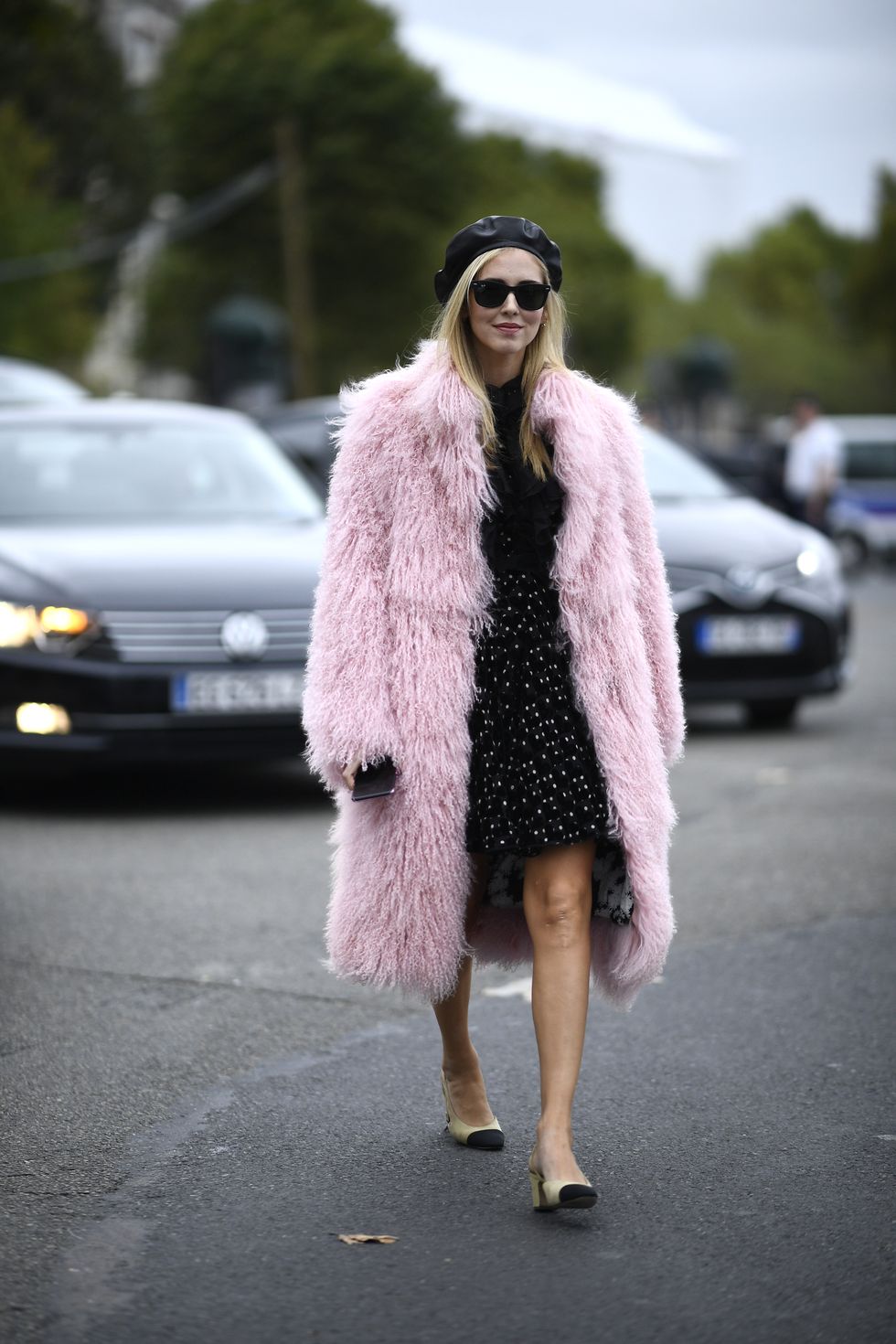 chiara ferragni outfit street style pelliccia rosa