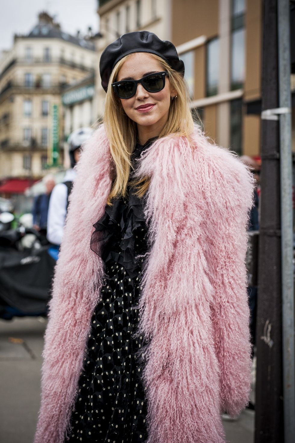 chiara ferragni outfit street style pelliccia rosa