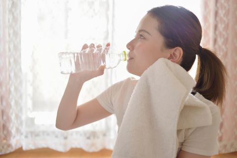 Anche l'acqua è importante. Essere idratati è essenziale per non sentire la fatica e per trovare l'energia necessaria per affrontare la giornata.