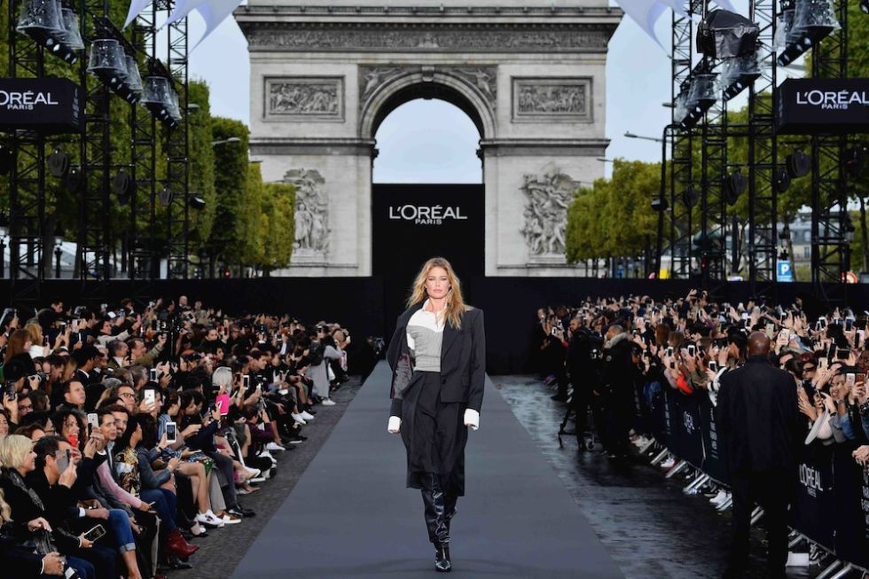 Sfilate primavera estate 2018: il primo défilé L'Oréal sugli Champs-Élysées