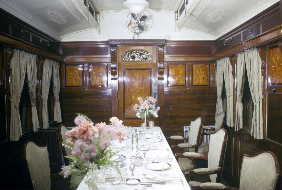 <p>Dal momento che la regina Vittoria preferiva viaggiare in treno invece che in carrozza, prestò molta attenzione ai dettagli degli spazi sul treno, come si vede dal legno usato&nbsp;in questa sala da pranzo.</p>