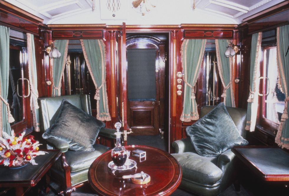 <p>Altra aggiunta di re Edoardo VII: una sala per fumatori, con finiture in pelle e legno e un tavolo per i liquori.</p>