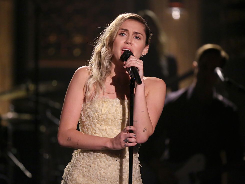 Miley Cyrus ha subito l'ennesima evoluzione: la popstar trasgressiva vuole riciclarsi in cantautrice perbene, ma non basta essere buone per avere successo.