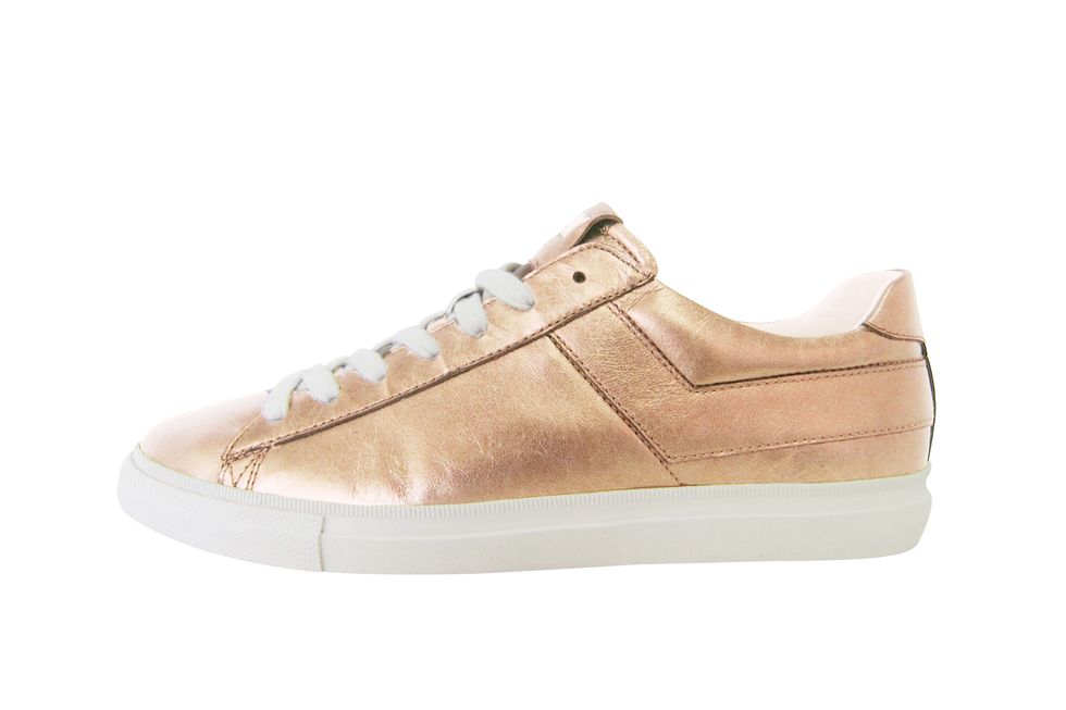 <p>Linee vintage ma tocco moderno per le sneakers <strong data-redactor-tag="strong" data-verified="redactor">Pony</strong> in pelle laminata rosa oro. Prezzo: 110,00 euro.</p>