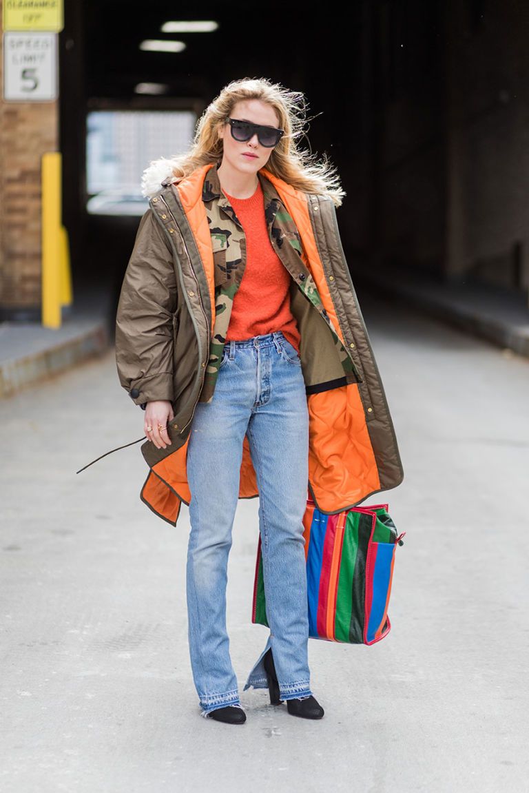 <p>Modello classico con dettagli iper colorati in arancione, il colore must dell'inverno 2017 /2018. Per completare il look, aggiungi un maglioncino sempre arancione e un paio di jeans leggermente a zampa.</p>