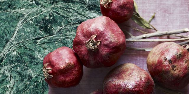 Natural foods, Red onion, Shallot, Vegetable, Food, Local food, Plant, Root vegetable, Pomegranate, Onion, 