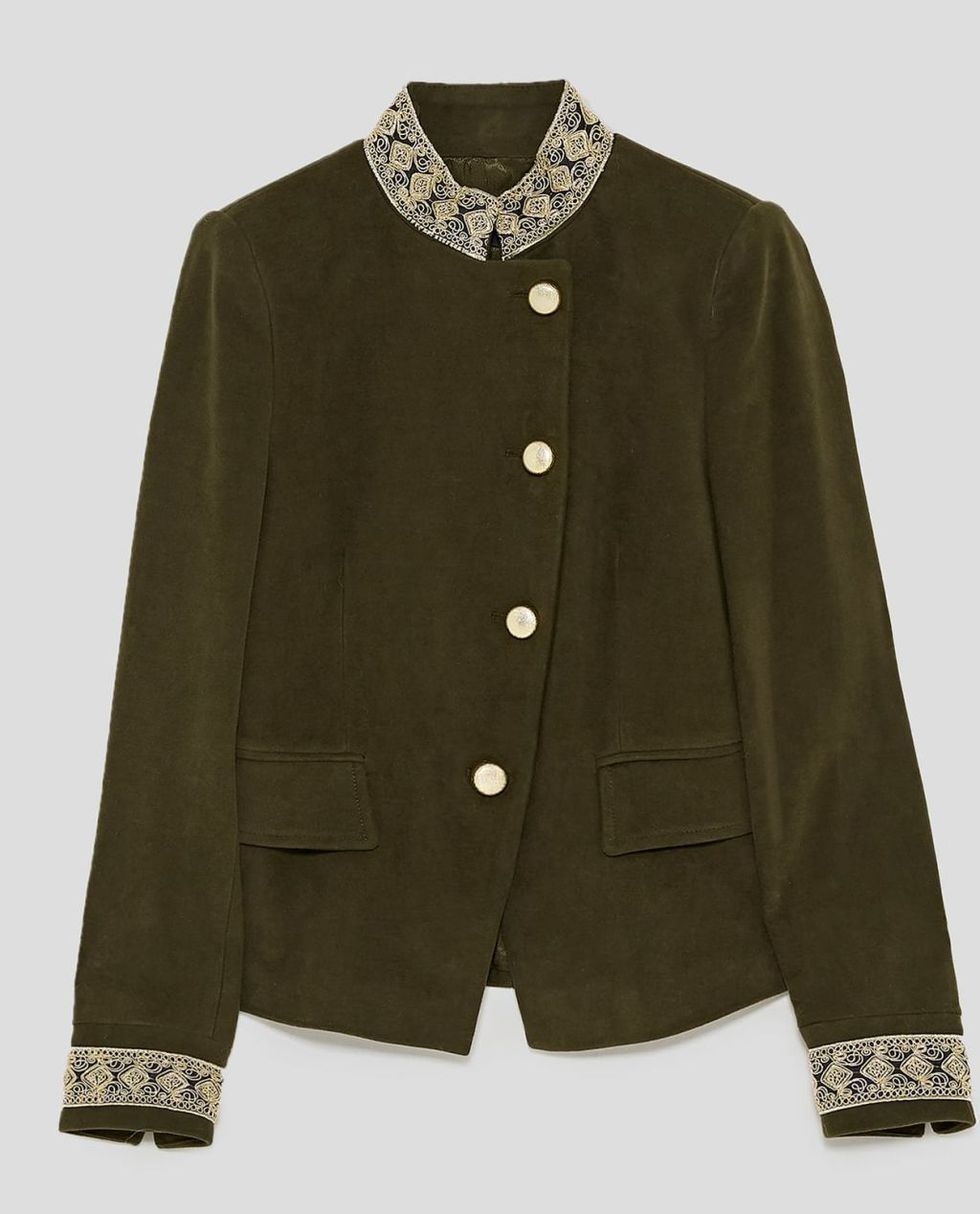 giacche di tendenza autunno inverno 2017-2018 come il modello militare in velluto di Zara