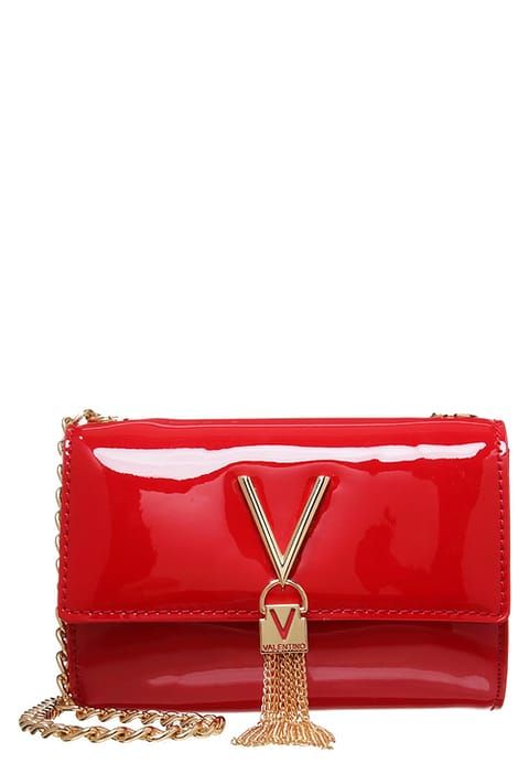 come vestirsi bene spendendo poco per le feste con la borsa rossa di Valentino by Mario Valentino