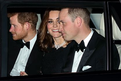 Kate Middleton con tubino nero collana di perle di Lady Diana