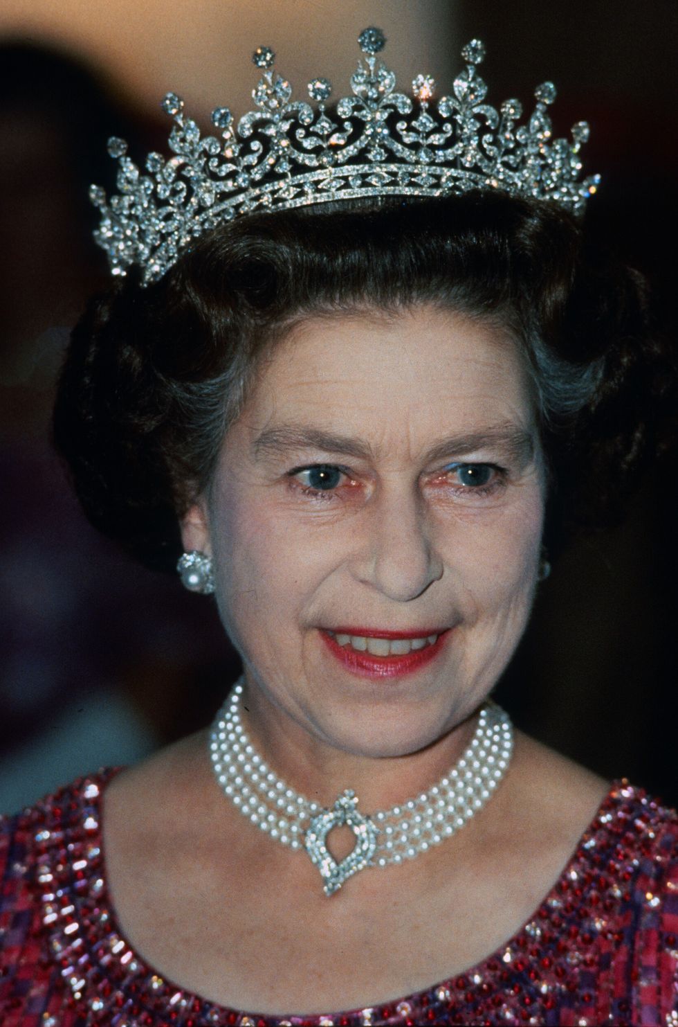 La regina Elisabetta II con una collana di perle