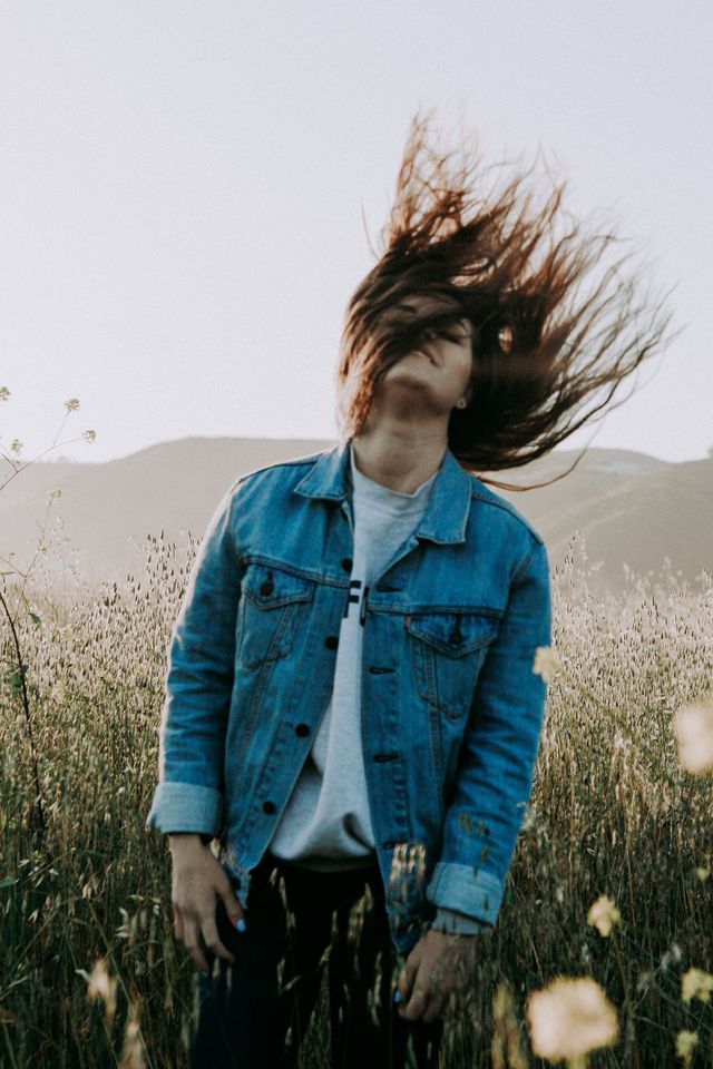 Hair, People in nature, Blue, Cool, Hairstyle, Denim, Jeans, Jacket, Grass, Outerwear, 