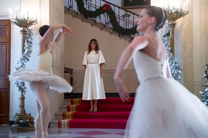 Melania Trump il vestito di Natale è bianco ed è un capolavoro