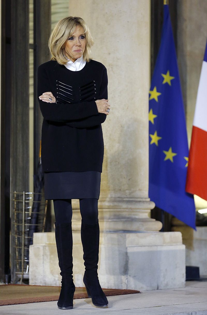 Brigitte Macron e il vestito da sessantenne inevitabile