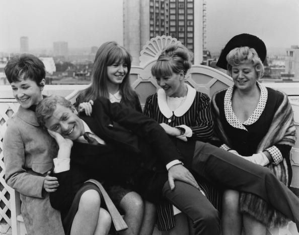 Michael Caine, nel 1966 con le attrici del cast di Alfie, da sinistra: Vivien Merchant, Jane Asher, Julia Foster e Shelley Winters.