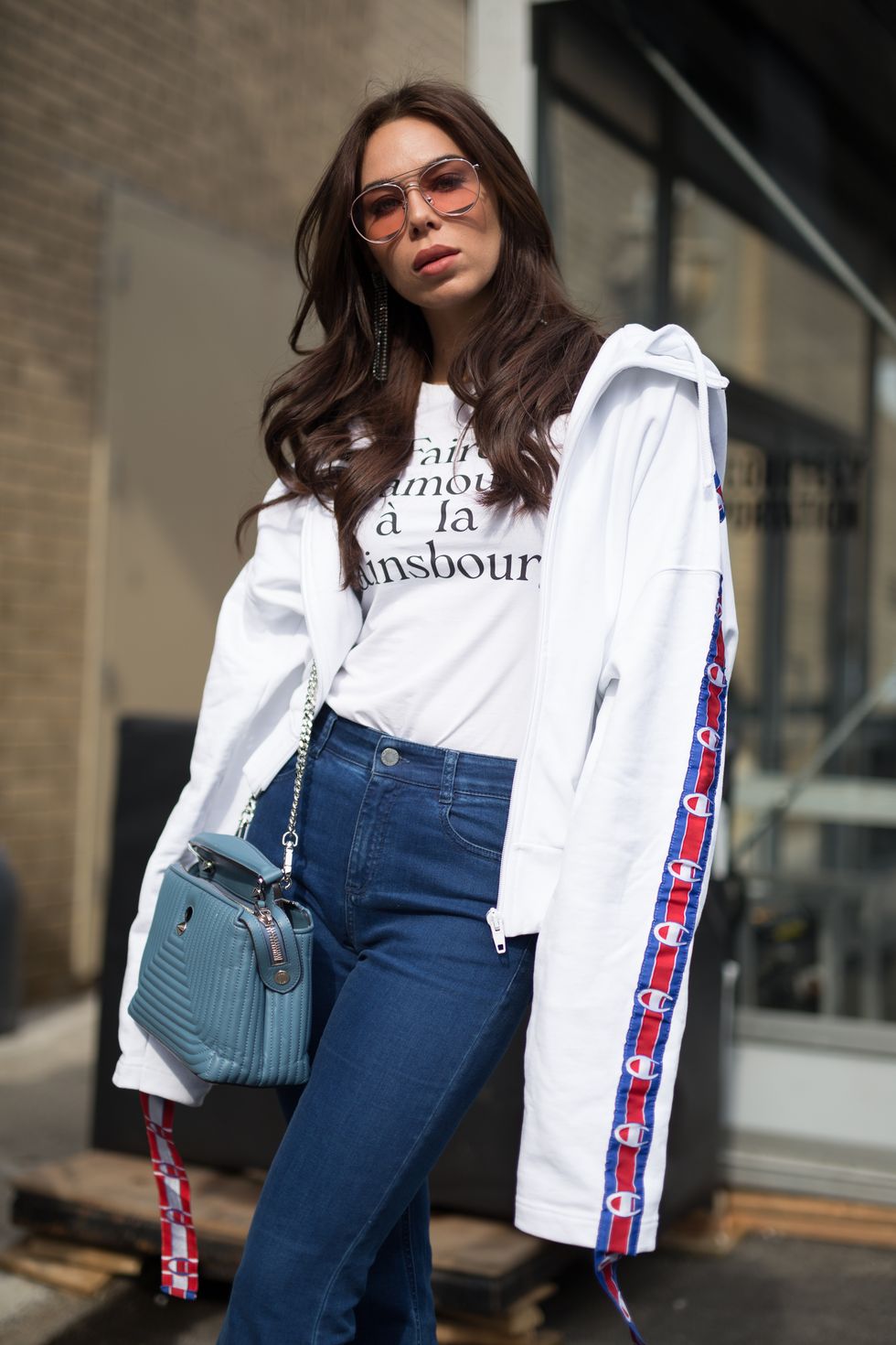t-shirt bianca e jeans come indossarla nella moda 2018