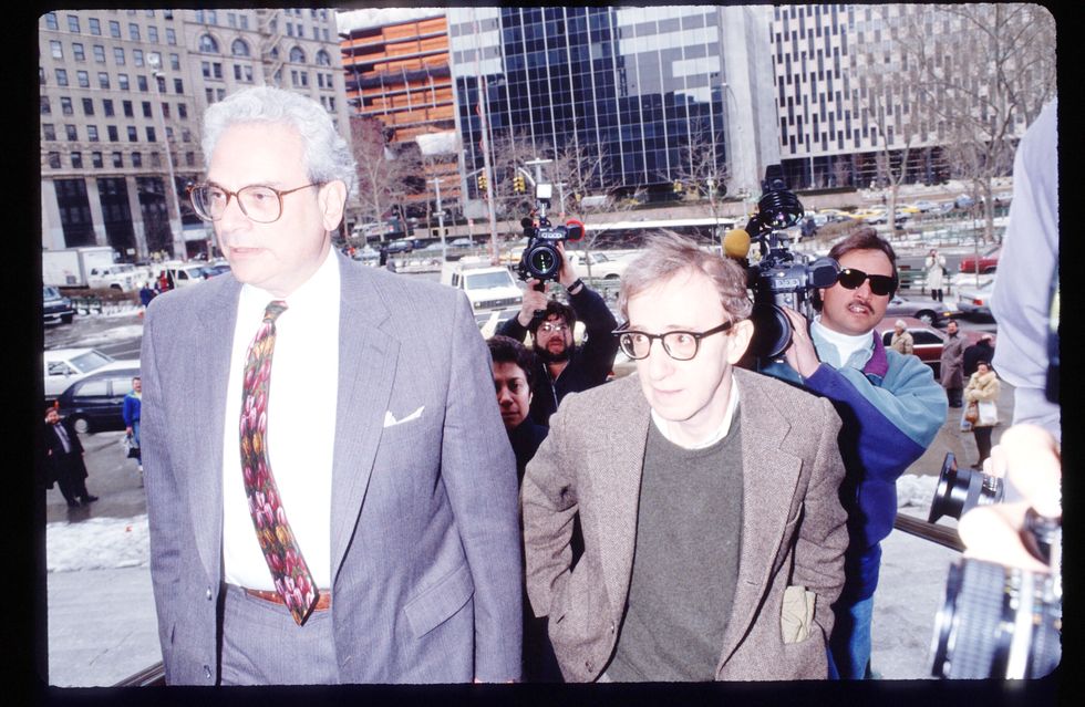 Venticinque anni fa Woody Allen non è stato incriminato per l'accusa di molestie sulla figlia adottiva Dylan Farrow, ma ora lei rilancia la sua versione, chiedendosi come mai la crociata del #metoo non valga anche nel suo caso, e stavolta il mondo del cinema ha scelto di stare dalla sua parte.