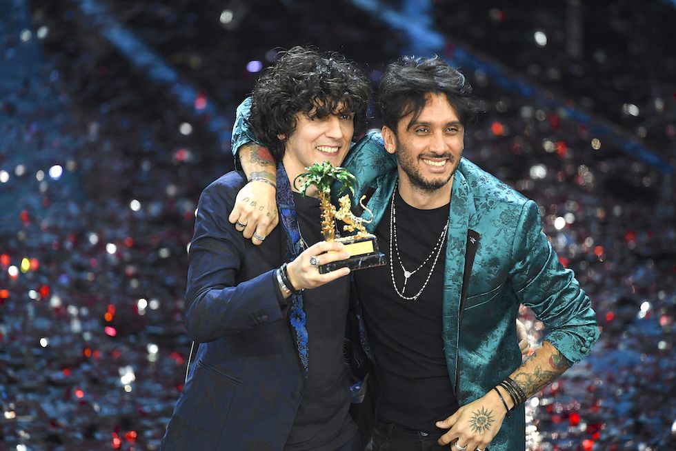 Ermal Meta con Fabrizio Moro sul palco di Sanremo 2018