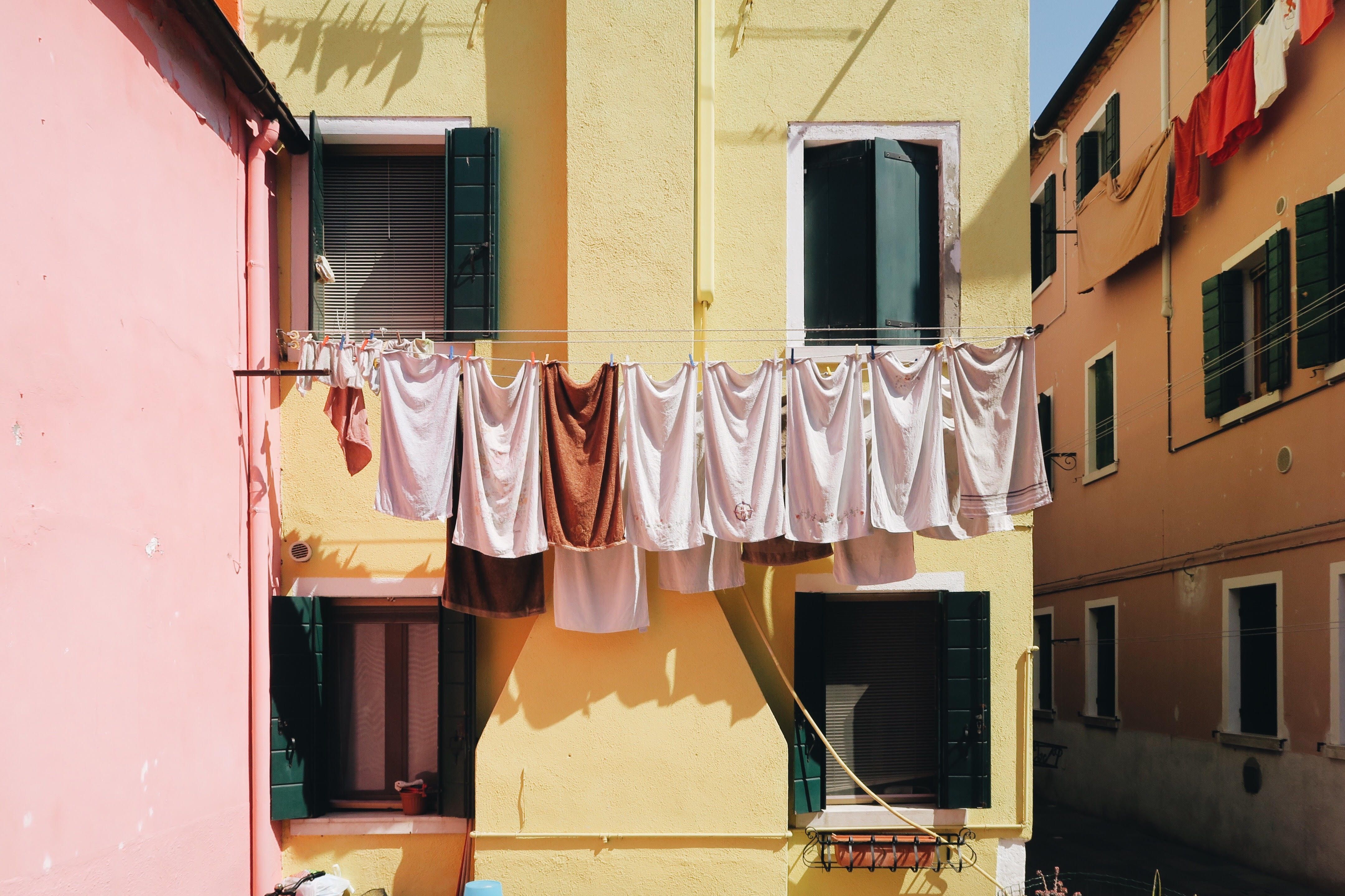 Come lavare i vestiti: usare laceto bianco è unidea geniale per 11 ... Aceto nel bucato