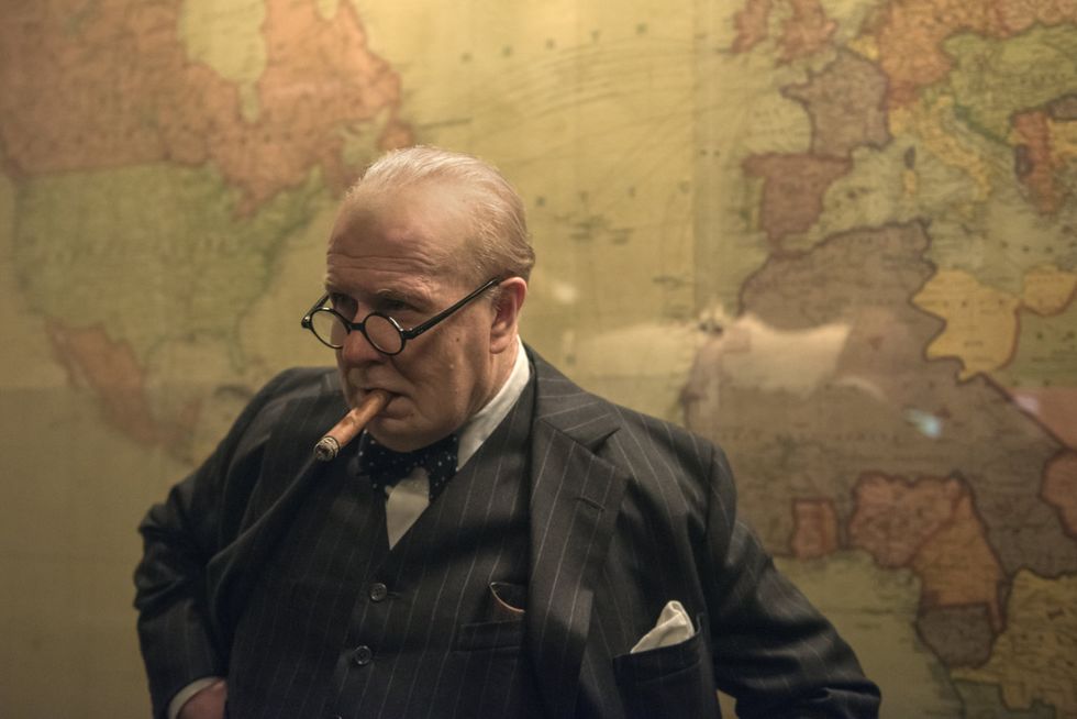 Gary Oldman, ne L'ora più buia, vince l'Oscar come miglior attore nei panni di Winston Churchill.
