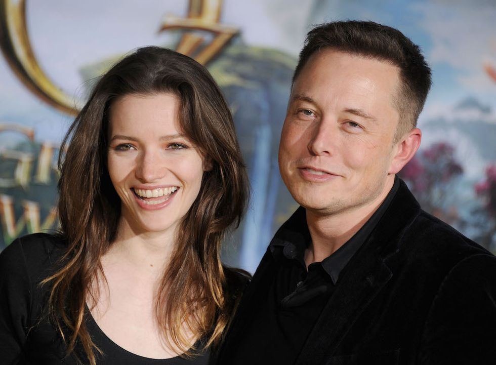 Elon Musk con la moglie