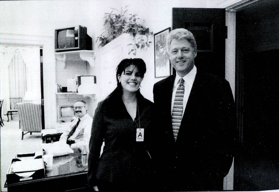 A vent'anni dallo scandalo di Bill Clinton e del vestito blu, Monica Lewinsky studia karma e non si considera una vittima, ma ci tiene al suo angoletto di #metoo: adesso deve imparare a non aspettarsi le scuse dei cattivi.