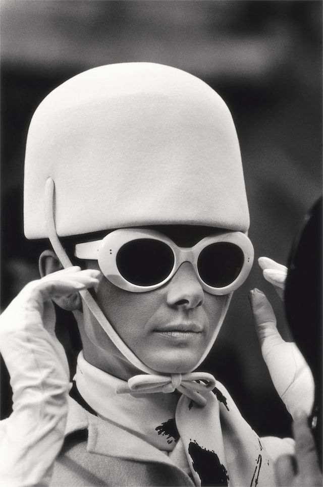 Audrey Hepburn sul set di Come rubare un milione di dollari e vivere felici, Parigi 1966 © Terry O'Neill