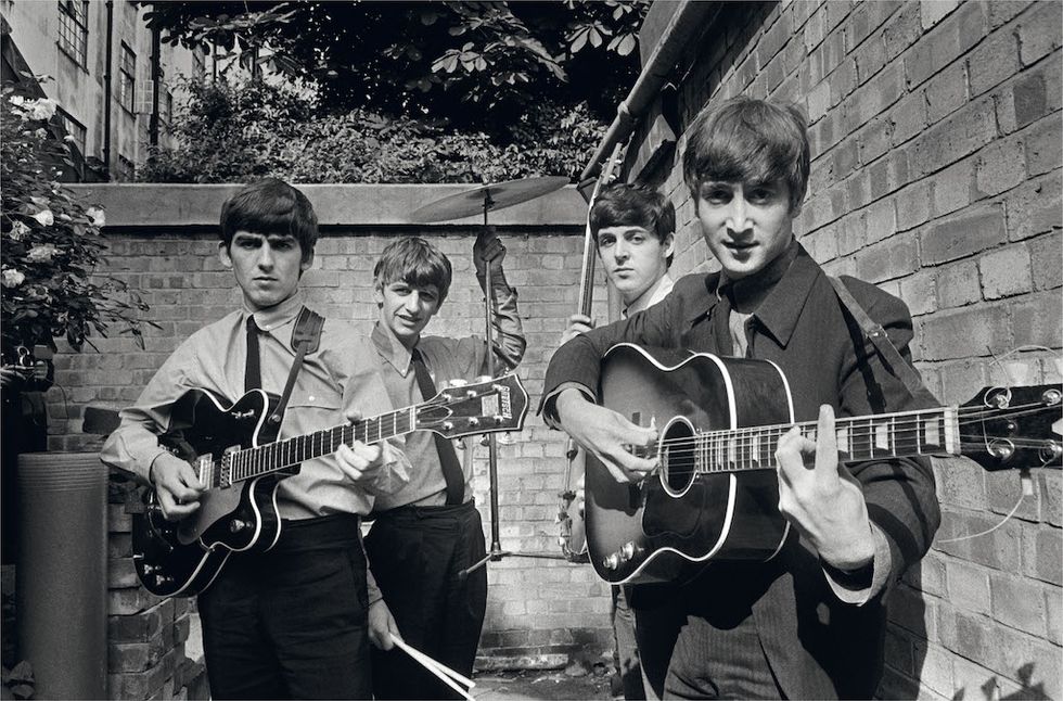 I Beatles negli Abbey Road Studios mentre registrano il loro primo album Please Please Me, Londra, 1963 © Terry O'Neill