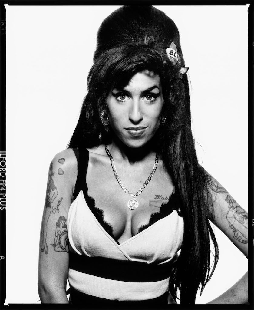 Amy Winehouse prima di salire sul palco per il concerto tributo ai 90 anni di Nelson Mandela, Londra 2008 © Terry O'Neill