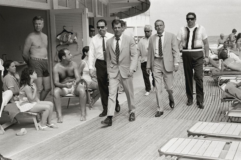 Frank Sinatra con le sue guardie del corpo, Miami 1968 © Terry O'Neill