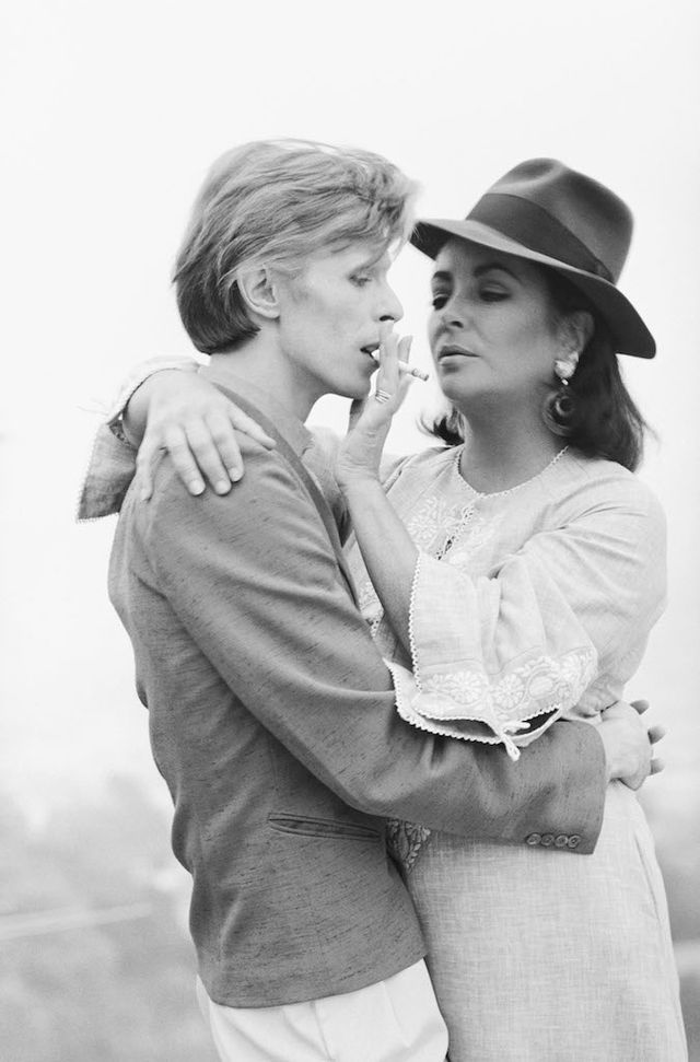 David Bowie ed Elizabeth Taylor a casa del regista George Cukor, Los Angeles, 1975 © Terry O'Neill