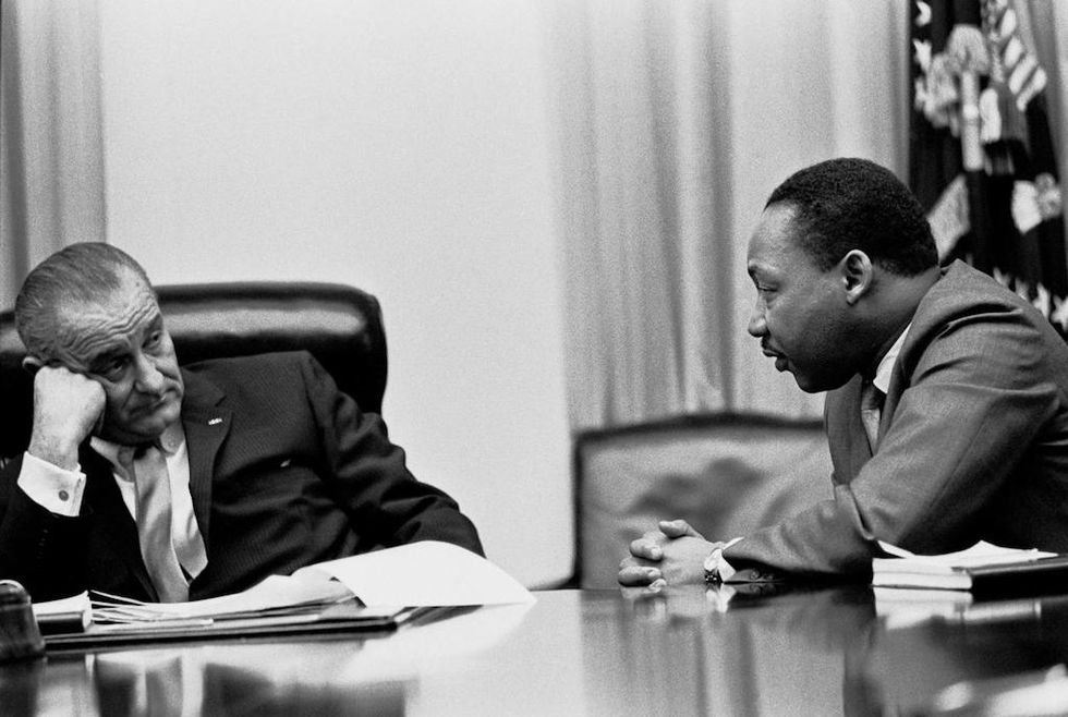 Il presidente Lyndon B. Johnson si incontra con Martin Luther King Jr nella Sala di Gabinetto della Casa Bianca, 18 marzo 1966, Washington, D.C., U.S.A.