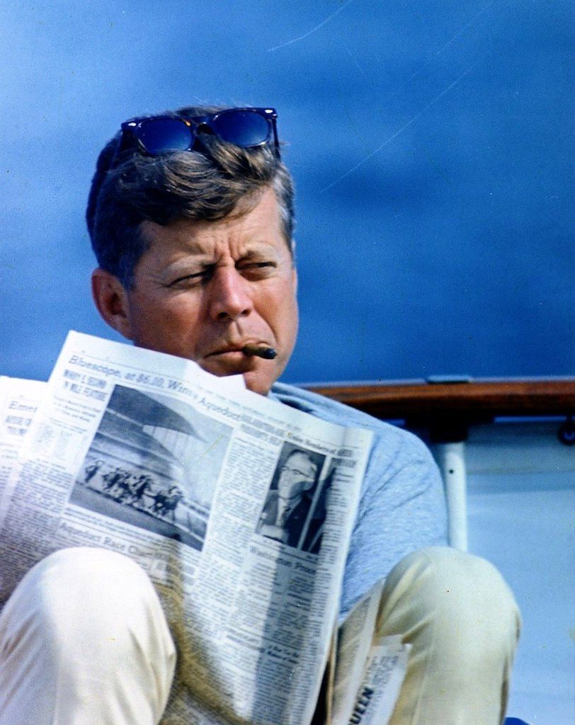 Weekend ad Hyannis Port. Il presidente John Fitzgerald Kennedy con sigaro e New York Times a bordo dell'Honey Fitz, 31 agosto 1963 Hyannis Port, Massachusetts