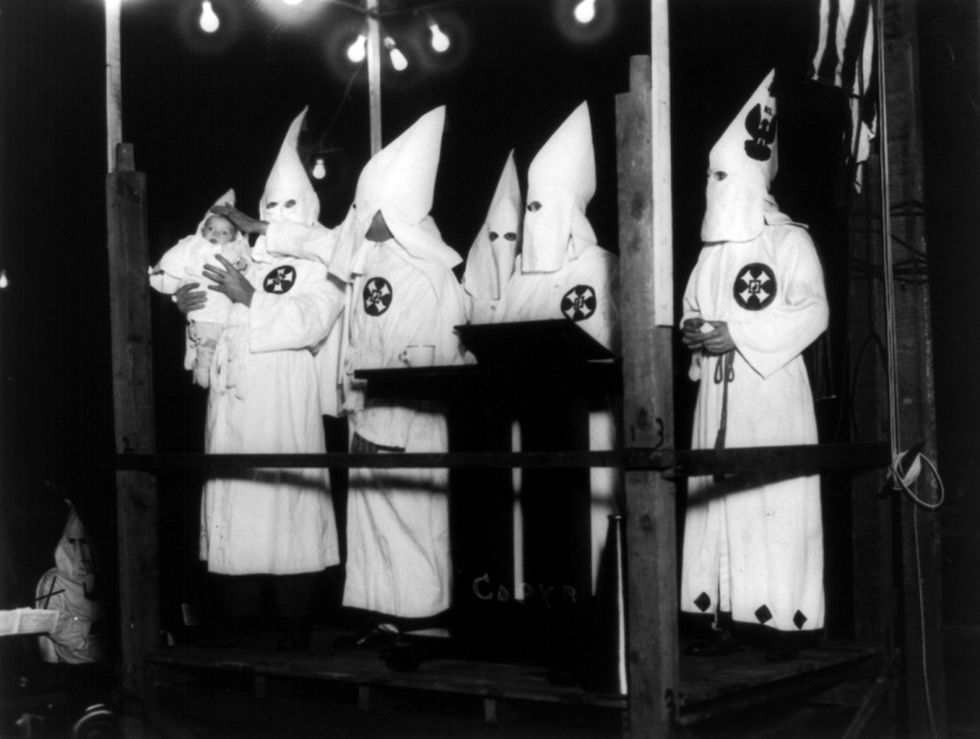 Battesimo del più piccolo degli uomini del Ku Klux Klan, Stanley W., di 8 settimane, 1924, U.S.A.