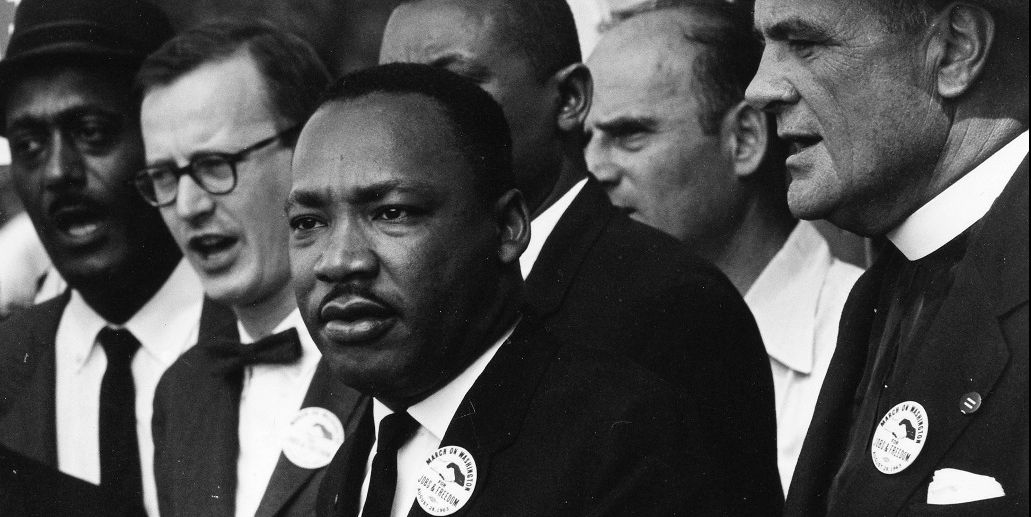 Martin Luther King Jr. e Mathew Ahmann in mezzo alla folla durante la Marcia per i Diritti Civili, conclusa dal celebre discorso noto come "I have a dream", pronunciato da Martin Luther King davanti al Lincoln Memorial di Washington, D.C., USA, 28 agosto 1963