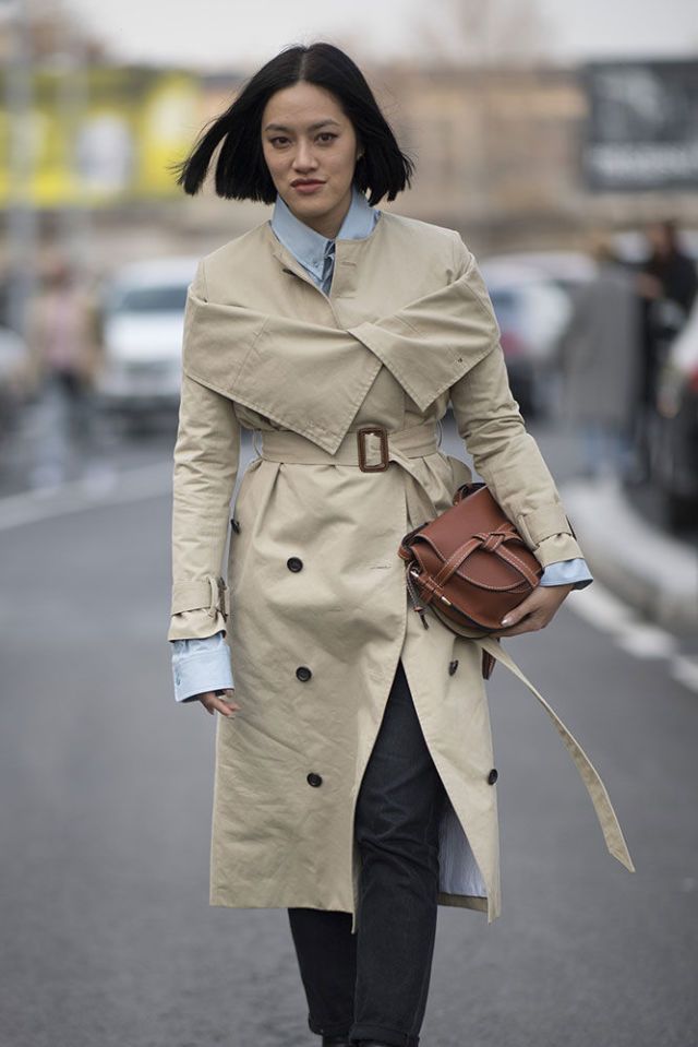 Trench coat, Coat, Clothing, Street fashion, Overcoat, Fashion, Outerwear, Snapshot, Beige, Fashion model, 