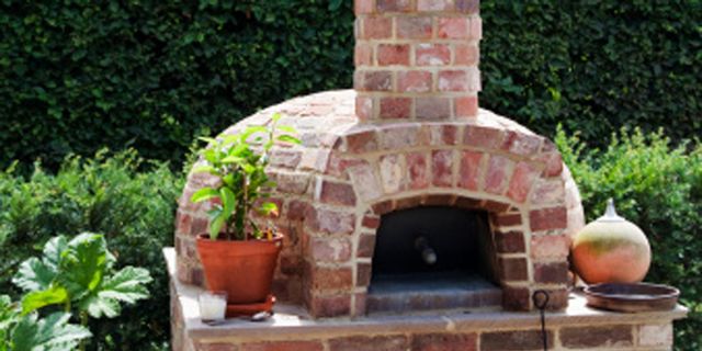 Brick, Flowerpot, Plant, Wall, Heat, Masonry oven, Houseplant, Gas, Hearth, Garden, 