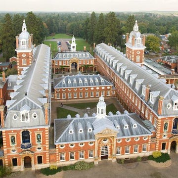 Roof, Landmark, Facade, Manor house, Palace, Mansion, Byzantine architecture, Medieval architecture, Estate, Classical architecture, 