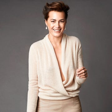 Clothing, Human body, Sleeve, Shoulder, Joint, Facial expression, Neck, Beige, Fashion model, Model, 
