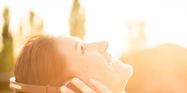 Finger, Hairstyle, People in nature, Sunlight, Summer, Amber, Orange, Wrist, Backlighting, Neck, 