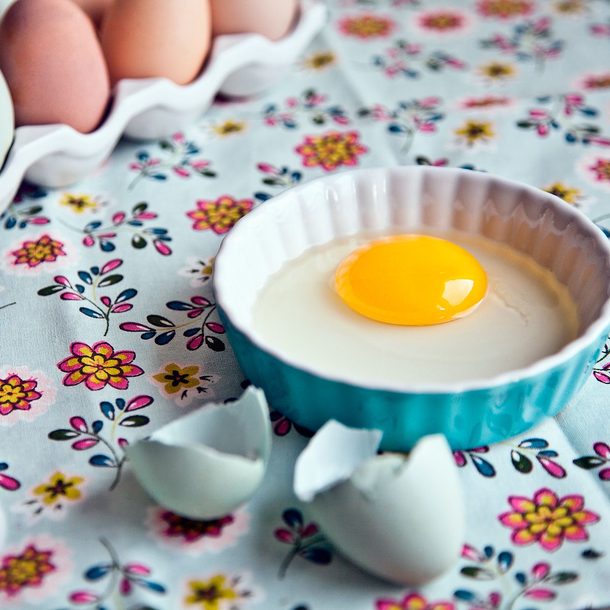 Serveware, Ingredient, Dishware, Egg, Egg, Cup, Nail, Teacup, Cup, Egg yolk, 