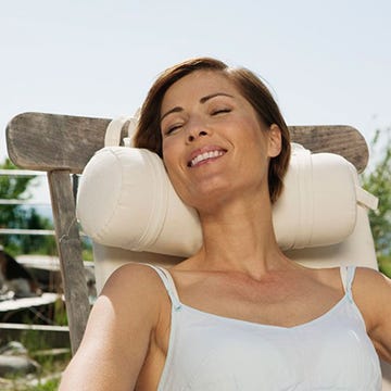 Tooth, Jaw, Undershirt, Sleeveless shirt, Neck, Active tank, Comfort, Chest, Undergarment, Laugh, 