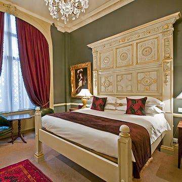 Bed, Room, Wood, Interior design, Lighting, Floor, Bedding, Property, Bedroom, Flooring, 