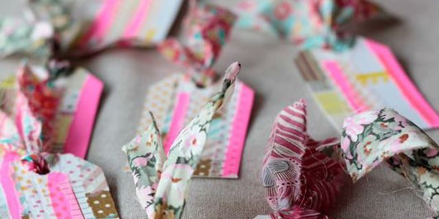 Paper product, Pink, Paper, Magenta, Craft, Material property, Ribbon, Stationery, Creative arts, Party supply, 