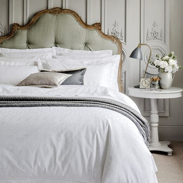 Bed, Room, Interior design, Property, Bedding, Textile, Bedroom, Bed sheet, Flowerpot, Wall, 